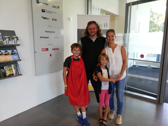 Finn (li.), Livia u. Tina V. mit Michael Jungwirth im Museum. | Foto: Nim