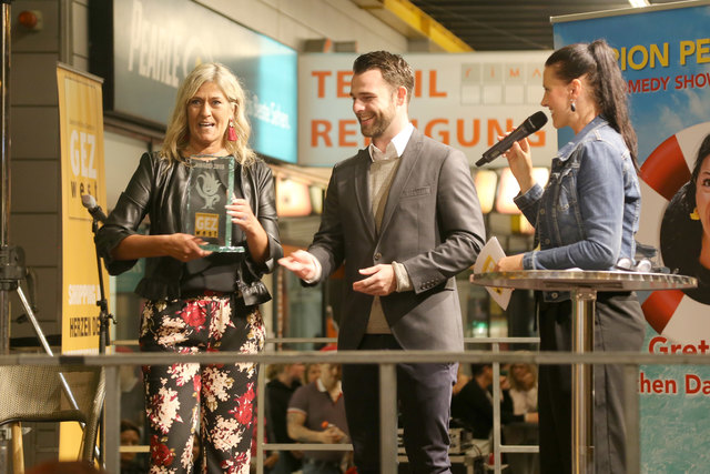 Thomas Raser überreichte des GEZ Award an die Filialleiterin von C&A