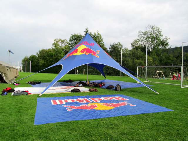 schon zum Symbol gewordenes Red Bull Flieger-Zelt