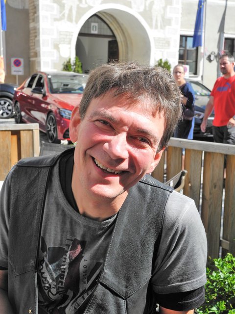 "Ehrlich: eher weniger - da muss es schon sehr dreckig sein. Als Motorradfan ist das Auto eben nur Gebrauchsgegenstand." (Dr. Helmut Roi, Wien)
