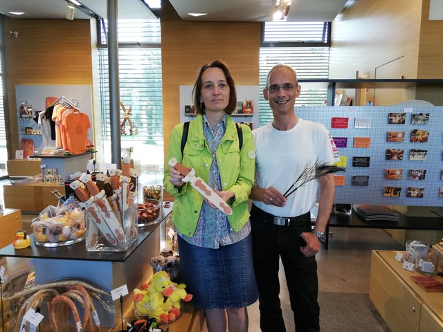 Brigitte u. Franz Veinfurter begutachteten die Schwerter. | Foto: Nim