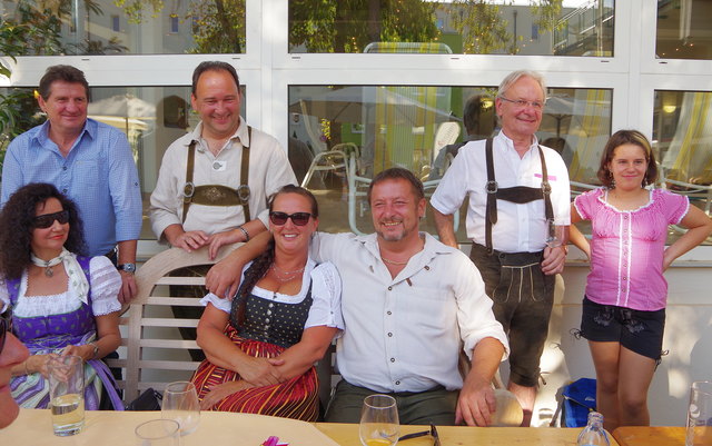 gut gelaunte und sympathische *Orts*Prominenz