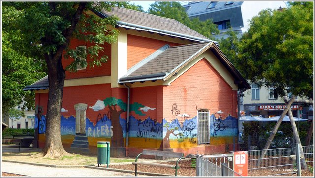 Dieses mit einer schönen Malerei versehene Haus auf dem Spielplatz ist total beschmiert worden.