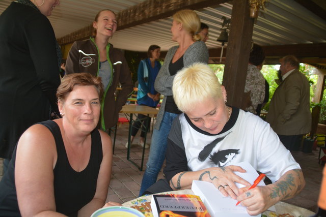 Barbara Schmid signierte ihre Bücher bei der Lesung.