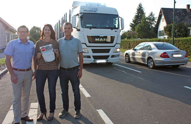 Sammeln Bürgerunterschriften: Vbgm. Dieter Wirth (Königsdorf, links), GV Michaela Pumm (Heiligenkreuz) und Bgm. Josef Pfeiffer (Eltendorf) bei einem Lokalaugenschein in Poppendorf. | Foto: ÖVP