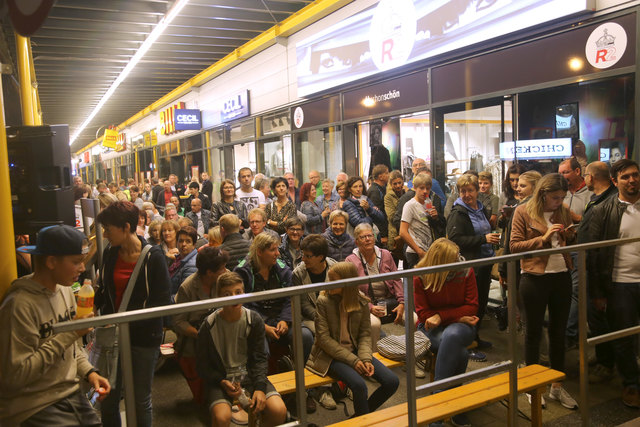 Viele Besucher verfolgten das Kabarett unter dem Vordach der GEZ Shops und trotzden dem schlechten Wetter