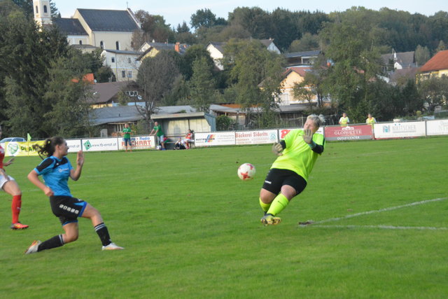 Celine Halper konnte Torhüterin Laura Zenz zweimal mit einem Tor bezwingen. In dieser Szene ging der Ball hauchdünn am langen Eck vorbei.