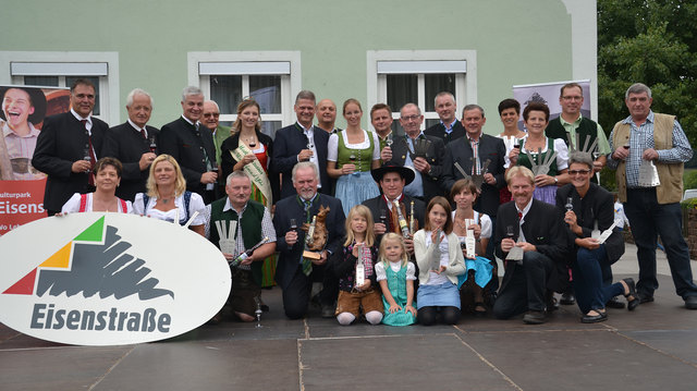Die Goldmedaillen-Gewinner der neunten Schnapsbrenner-Olympiade der Eisenstraße: Beim Jubiläumsmarktfest in Sonntagberg gratulierten den Preisträgern u.a. Bürgermeister Thomas Raidl, Bürgermeister Josef Hofmarcher, Landtagsabgeordneter Anton Kasser, Altbürgermeister Helmut Wahl, Mostprinzessin Raffaela Ritt, Eisenstraße-Obmann Andreas Hanger, ARGE Panoramahöhenweg-Sprecher Gottfried Wagner und Bürgermeisterin Manuela Zebenholzer (hinten v.l.)  sowie Vizebürgermeisterin Heidi Polsterer (vorne, l.). | Foto: Stefan Hackl