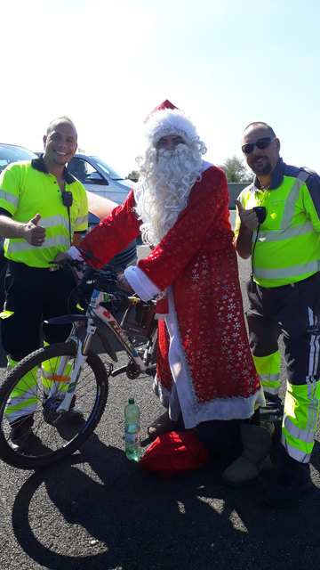 A4: Weihnachtsmann radelte am Pannenstreifen | Foto: ASFINAG