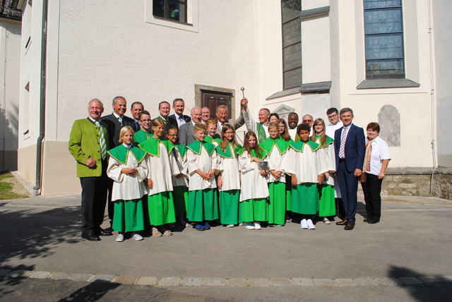 Gemeinsam Feiern mit Politik und Kirche: Pfarrer Bernhard Preiß segnete zur Eröffnung das 2,7-Millionen-Projekt.