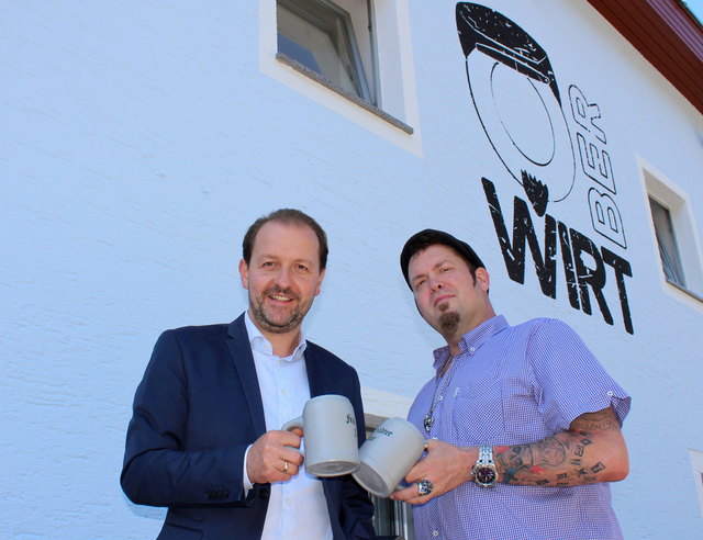 Vizebürgermeister Bernhard Baier mit „Oberwirt“ Christian Rathner. Am Samstag, 15. September sperrt das Lokal um 18 Uhr auf. | Foto: Stadt Linz