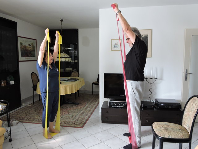 Die Übungen mit dem Theraband sind besonders anstrengend, gibt Waltraut zu.