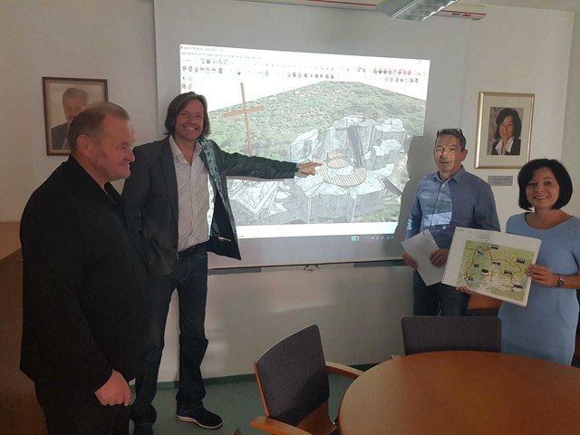 Baumeister Erwin Neunteufl, Norbert Span, Erwin Weber und Bürgermeisterin Margit Göll besprechen weitere Schritte. | Foto: Gemeinde Moorbad Harbach