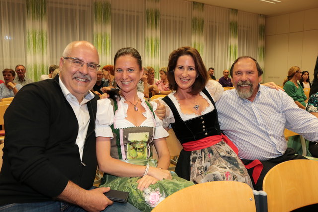 Bgm. Kurt Riemer und sein Vorgänger Josti Riemer mit zwei der Schauspielerinnen