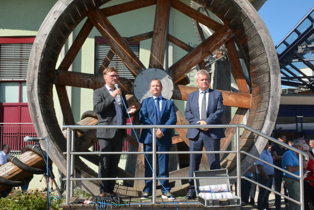 Festansprachen an der Haltestelle "Weiz Zentrum".