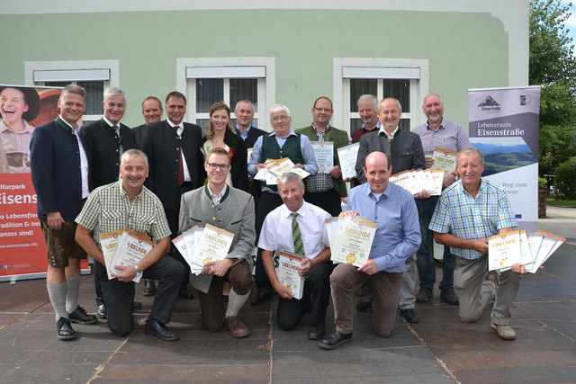 Im Zuge des Marktfests wurden auch die besten Sonntagberger Edelbrenner und Likörproduzenten bei der Ortsprämierung geehrt. | Foto: Stefan Hackl