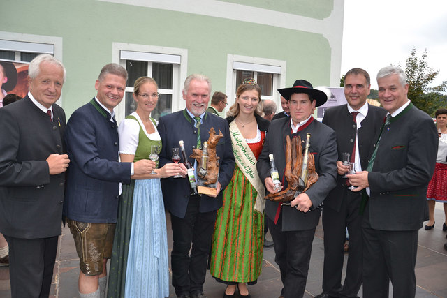 Gratulation an die beiden Gesamtsieger der Schnapsbrenner-Olympiade der Österreichischen Eisenstraße: Bürgermeister Josef Hofmarcher (Ybbsitz), Eisenstraße-Obmann Nationalratsabgeordneter Andreas Hanger, Bürgermeisterin Manuela Zebenholzer (Hollenstein), Direktor Leo Klaffner (Bergbauernschule Hohenlehen), Mostprinzessin Raffaela Ritt, Mostbaron und Schmiedmostbauer Augustin Frühwald aus Reinsberg, Gastgeber Bürgermeister Thomas Raidl und Landtagsabgeordneter Anton Kasser. | Foto: Stefan Hackl