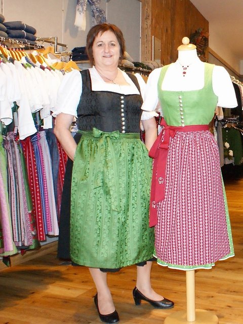 Renate Haas sorgt dafür, dass das Dirndl gut sitzt.