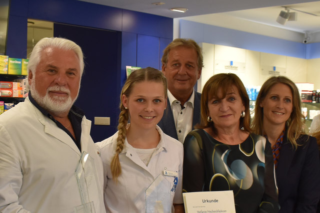 Apothekeninhaber Reinhard Schwitzer, Lehrling Stefanie Hechenblaikner, Tirols AK-Präsident Erwin Zanger, LRin Beate Palfrader und WKO Tirol Vizepräsidentin Martina Entner. | Foto: Land Tirol/Knabl