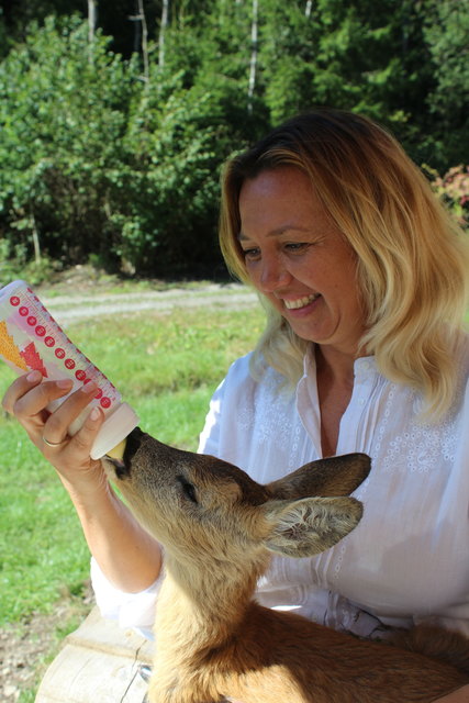 Elena füttert Clara mit Ziegenmilch