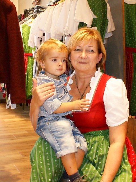 Auch das Enkerl von Gabi Hofer gratulierte zum neuen Geschäft.