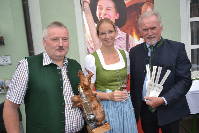 Hubert Rumpl (l.) ist der Edelbrenner in Hohenlehen. Er freute sich mit Bürgermeisterin Manuela Zebenholzer und Direktor Leo Klaffner (r.) über die Kleine Goldene Eisenwurzen für den besten Likör. | Foto: Stefan Hackl