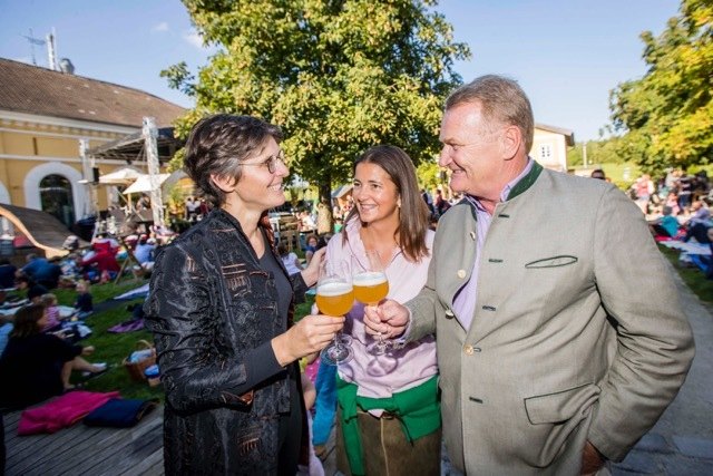 Konzert-Picknick am Biergut in Wildshut mit der Philharmonie Salzburg. Die Stiegl-Eigentümerfamilie Heinrich Dieter Kiener und seine Frau Alessandra (Bildmitte) genossen die musikalischen Darbietungen der Philharmonie Salzburg unter der Leitung von Elisabeth Fuchs.
