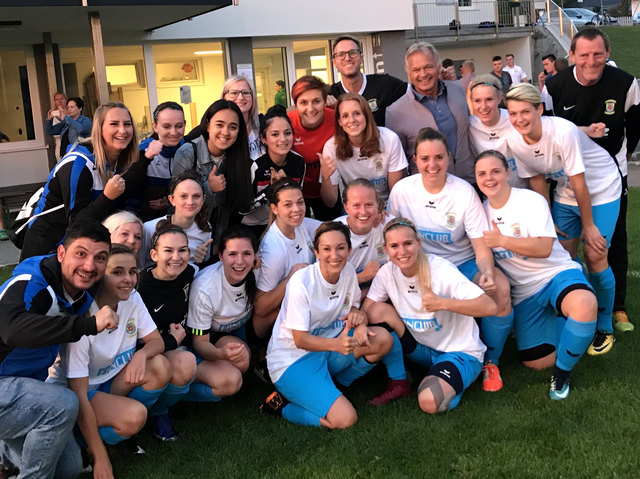 Auch ÖSV-Sportdirektor mischte sich in die St. Oswalder Jubeltraube.