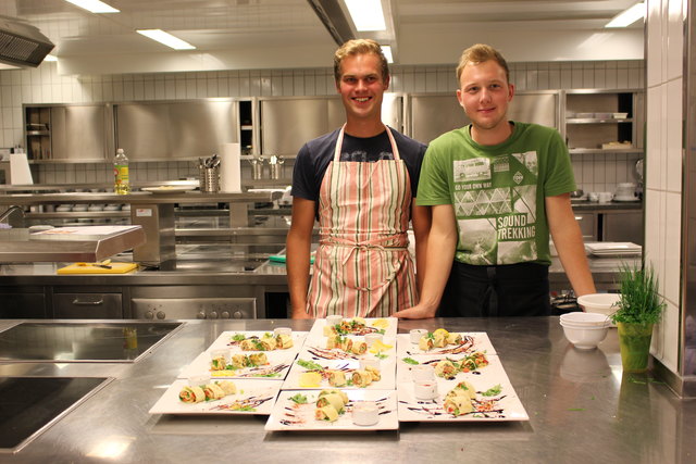 Christian Lassacher und Lukas Bogensperger (Landjugend Mariapfarr-Weißpriach) präsentieren die fertigen Crêperöllchen mit Räucherlachs-Rucola-Fülle und Dillsauce.