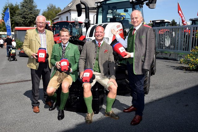 Steyr-Traktor mit (v. l. n. r.): Rudolf Hinterberger von Steyr, Philipp Gady, Eugen Roth, LR. Hans Seitinger. | Foto: Anton Barbic