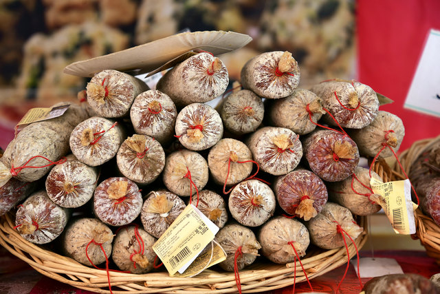 Italienmarkt Hauptplatz, Salami Würste