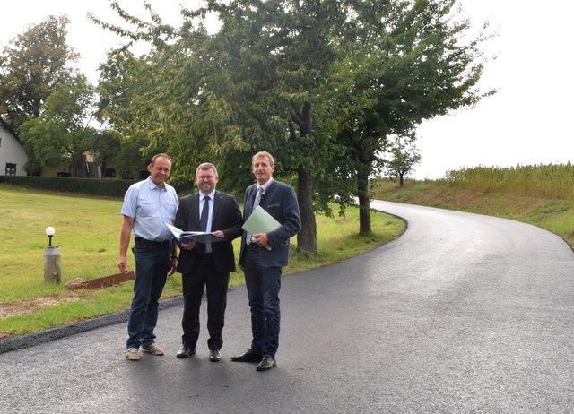 Ortsvorsteher GR Robert Lochner, NÖ Landesrat DI Ludwig Schleritzko und Bürgermeister LAbg. Jürgen Maier wagten schon kurz nach Fertigstellung die ersten Schritte am frischen Asphalt.
