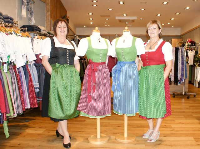 Gabriele Hofer (re.) und Renate Haas (li.) präsentierten das neue "Schafdirndl" bei der Neueröffnung der Dirndlstube.