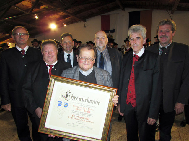 Landtagsvizepräsident Toni Mattle, Bgm. Thomas Lutz, Vbgm. Reinhold Siess, Bgm. Martin Auer, Vbgm. Ferdl Beer und BH Markus Maaß mit dem neuen Ehrenbürger Pfarrer Herbert Asper.