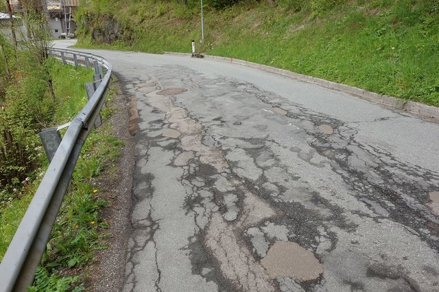 Die Zufahrt nach Neudorf über die L25 ist baulich am Ende - jetzt wird endlich saniert