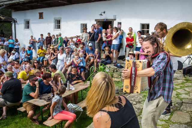 Beda mit Palme brachte viel Schwung mit zur sunnseitn und war auch bei jüngeren Besuchern begehrt. | Foto: önj Unterkagerer/Binder