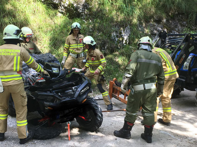 Der Lenker (27) konnte noch rechtzeitig abspringen, das Quad stürzte über steiles Gelände ab.