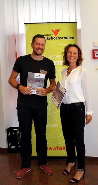 Bezirksstellenkoordinator der VHS Klagenfurt, Benjamin Hell, und die Pädagogische Leiterin der VHS Klassik, Isabella Penz