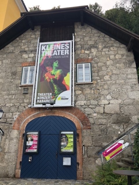 Das Kleine Theater findet man am Fuße des Kapuzinerbergs neben dem Urbankeller.
