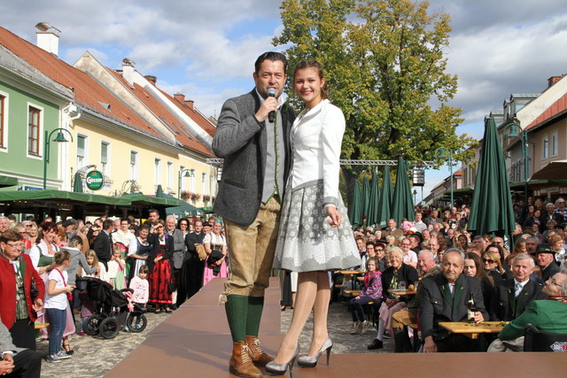 Auch heuer erwartet die Besucher des Eibiswalder Weinlesefestes ein großer Erntedank- und Festwagenumzug sowie eine tolle Laufsteg-Performance, bei der die Tracht im Mittelpunkt steht. Und natürlich werden den Festbesuchern erlesene Weinspezialitäten aus der Region Eibiswald eingeschenkt.