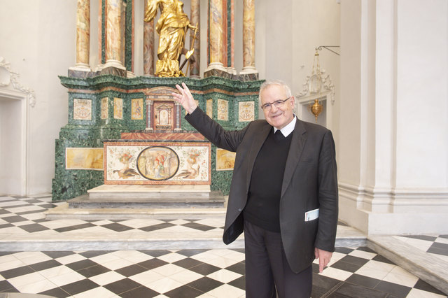 Kenner: Heinrich Schnuderl zeigt den Katharinenaltar. | Foto: Foto Fischer