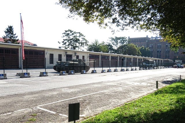 Erst vergangenes Jahr wurde diese Museums-Expositur, die Panzerhalle in Betrieb genommen und eröffnet. Ich erinnere mich noch an die Zeit, wo hier eine Getränkefirma ihr Depot und Auslieferungslager hatte.