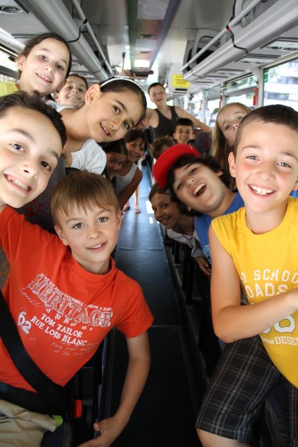 Die Linie 8381 des VVT bringt die Schülerinnen und Schüler aus Kreith wochentags um 7:20 Uhr zur Schule.