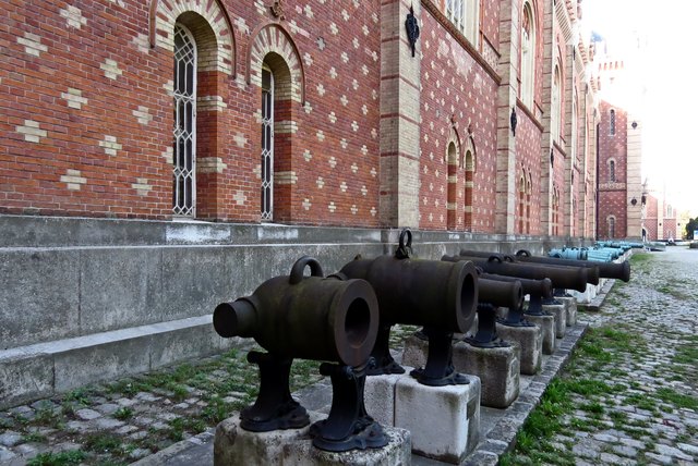 Vor der Museumsfront reiht sich Geschütz an Geschütz, Kanone an Kanone...