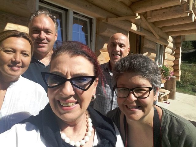 Elena mit Andrea, Silvana und Charly Kletetschka und WOCHE-Gailtal-Redaktionsleiterin Conny Lexe | Foto: Kletetschka