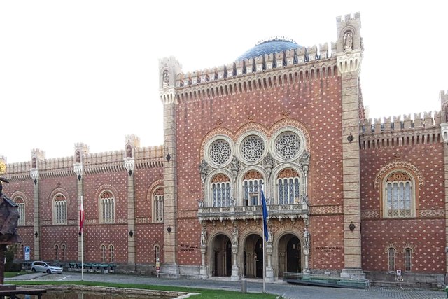 Es sieht ungewöhnlich und schön aus, das Museum, mit seinem Kuppeldach, den Zinnen und der reichverzierten Fassade. Es ist das älteste Museum Wiens