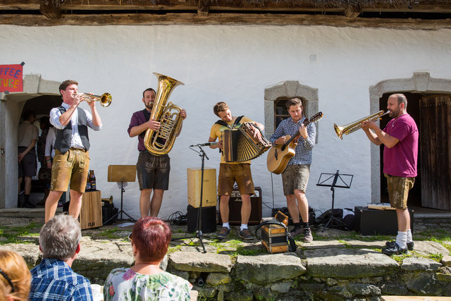 Grenzwertig versorgte die Besucher mit "frischen, experimentellen  Klängen" und konnten auf Anhieb besgeistern. | Foto: önj Unterkagerer/Binder