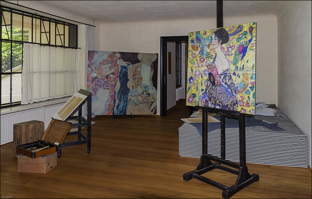 Infos zur Klimt-Villa kann man unter https://de.wikipedia.org/wiki/Klimt-Villa nachlesen. Sowie auf der Website zur Klimt-Villa http://www.klimtvilla.at/?page_id=94, aus welcher alles zu Veranstaltungen und Führungen ersichtlich ist.