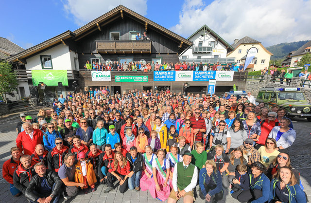 Mehr als 400 begeisterte Wanderer pilgerten gemeinsam mit den Hauptdarstellern zu vielen Originalschauplätzen der aktuellen Produktion der zehnten Staffel. | Foto: Martin Huber