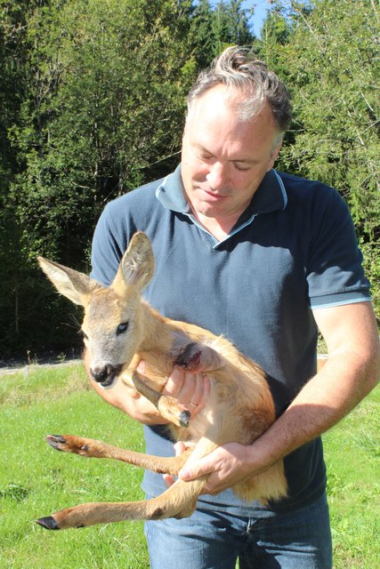 Andrea zeigt Claras Amputationswunde